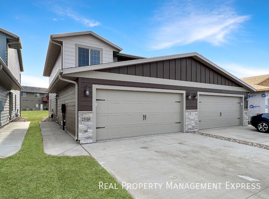 Foto principal - Modern 3 Bed 2 Bath Townhome in West Sioux...