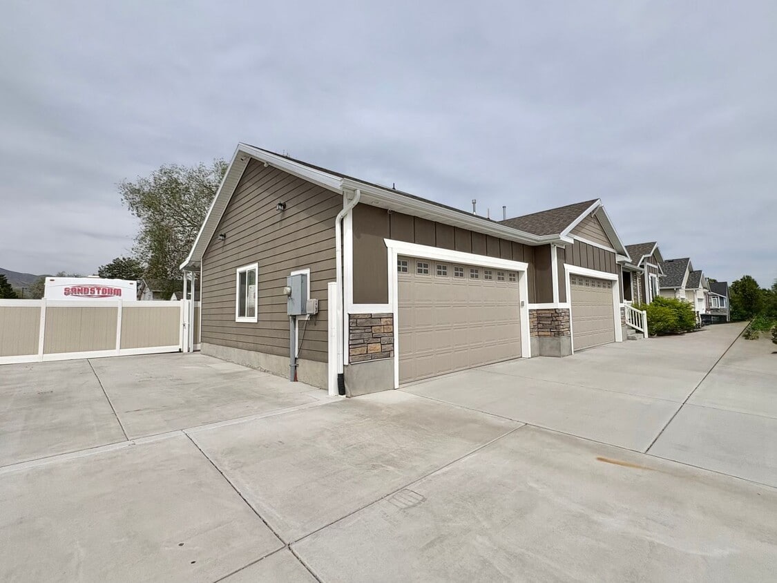 Remodeled 2 Bed / 1 Bath in West Valley – Bright, Modern & Move-In Ready with Parking - Remodeled 2 Bed / 1 Bath in West Valley – Bright, Modern & Move-In Ready with Parking