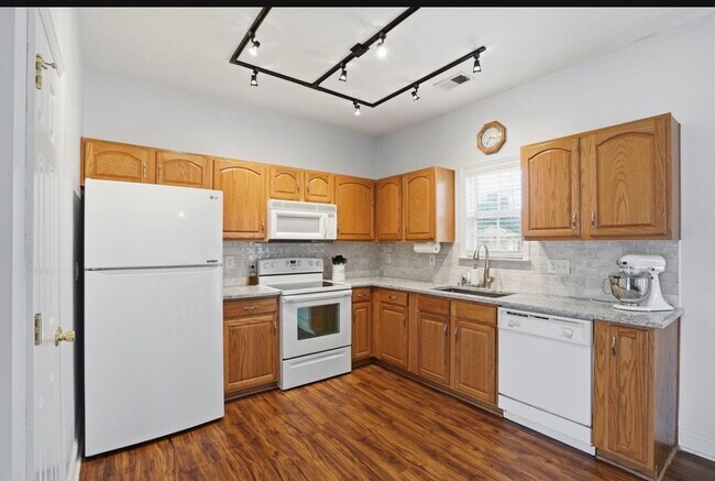 Foto del edificio - 166 Charles B Gibson Ave