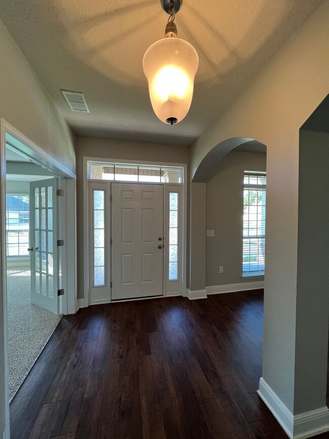 Building Photo - Gorgeous 5 Bedrooms