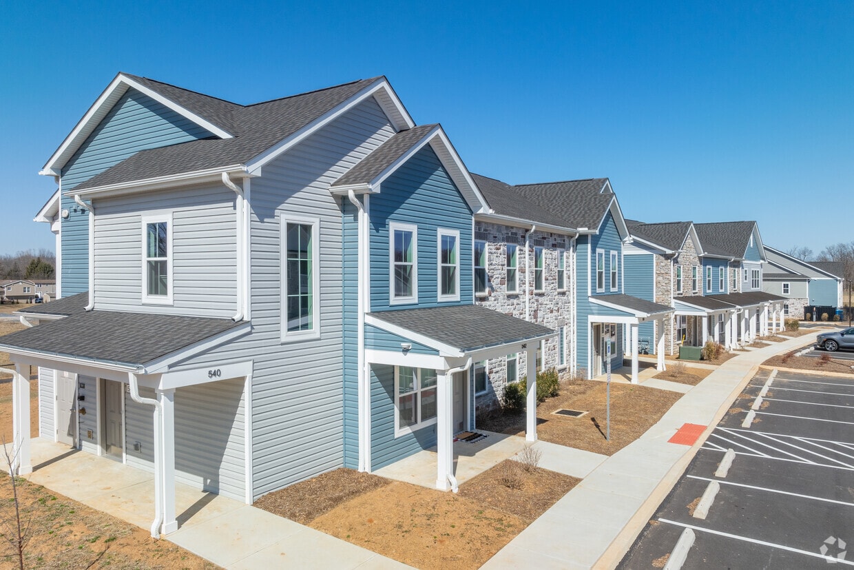 Primary Photo - Harbor Village Apartments