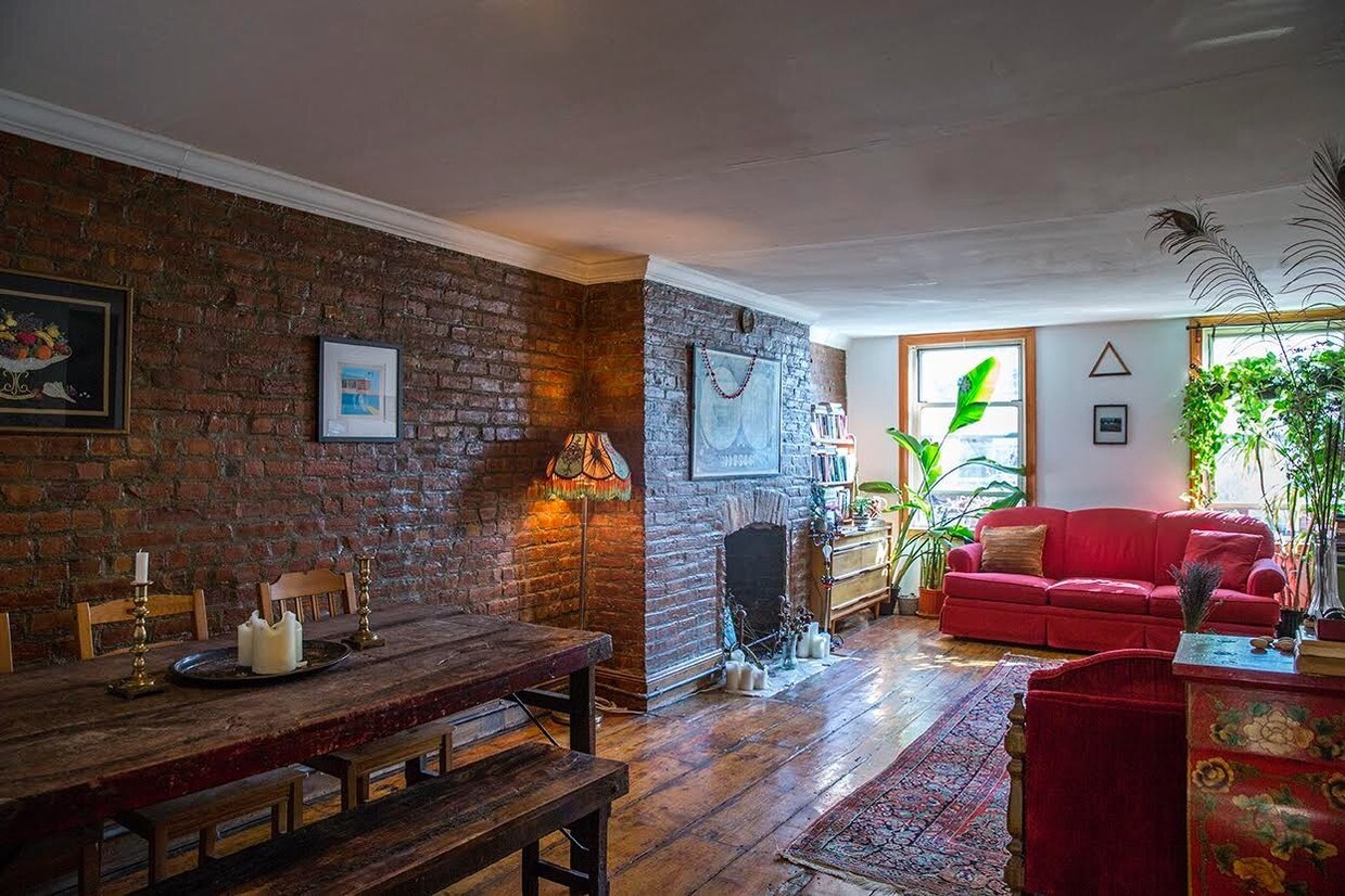 Foto principal - 271 E 7th St