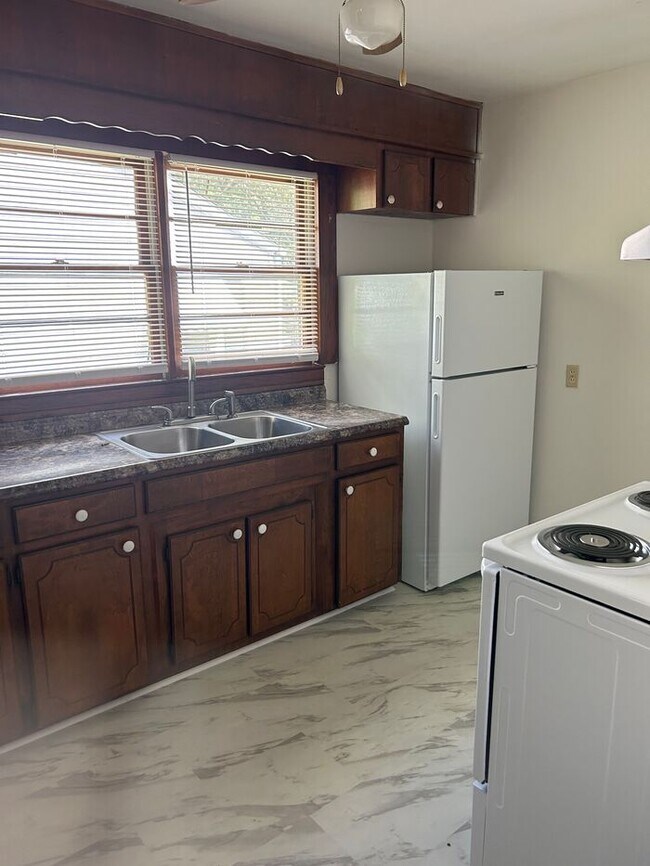 Foto del edificio - 142 White Oak Rd