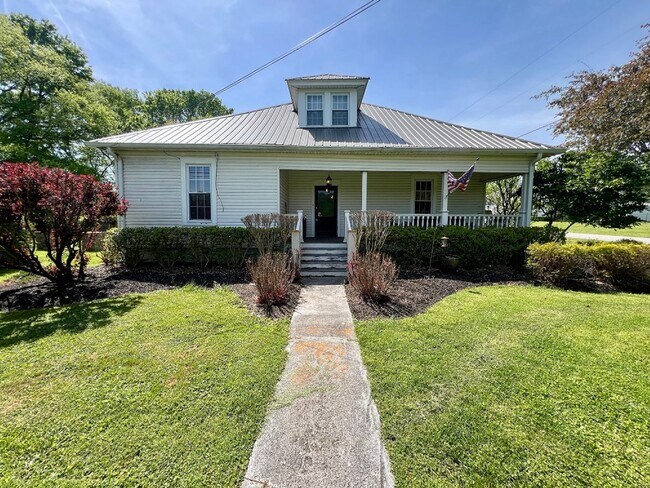 Building Photo - Stunning Historic Home in College Grove