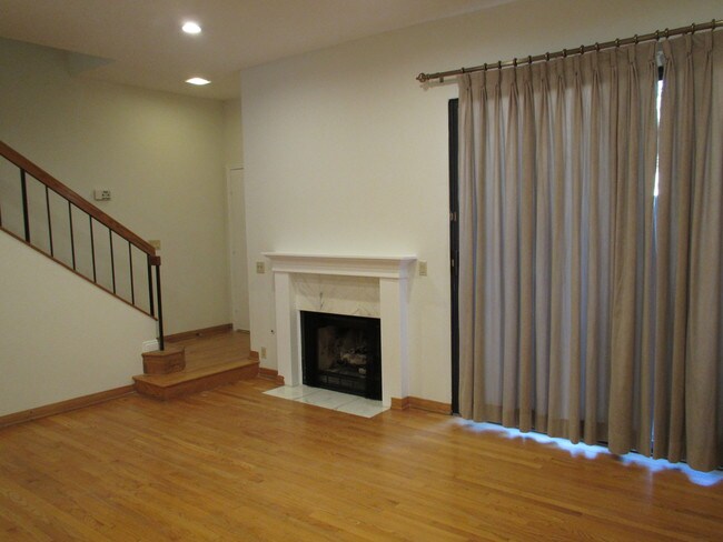 Foto del edificio - 452 W Huntington Dr