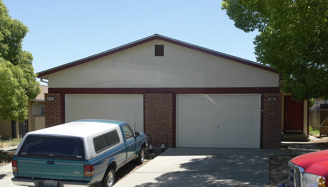 Primary Photo - 2209-2211 Leland Ct