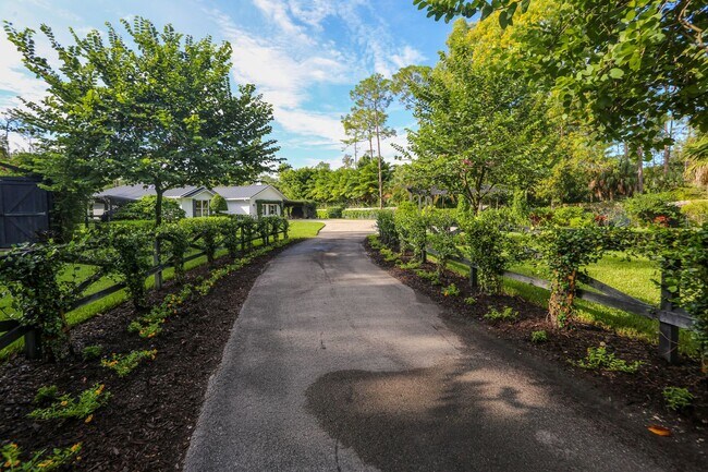 Building Photo - **STUNNING FURNISHED 5 BED\3 BATH PRIVATE ...
