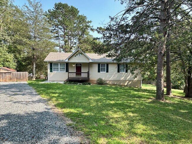Building Photo - Newly renovated home in Twin Lakes Subdivi...
