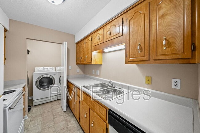 Building Photo - 263 White Oak Rd