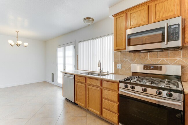 Foto del edificio - SPACIOUS 3BEDROOM TOWNHOUSE IN 89103 * COMING SOON *