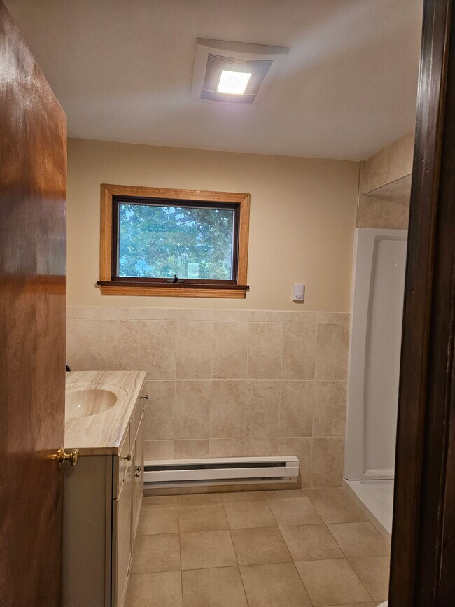 Baño completamente nuevo con azulejos de cerámica. - 54 Pleasant St