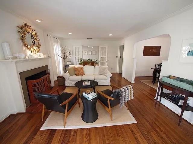 Building Photo - 6926 Santa Monica Dr
