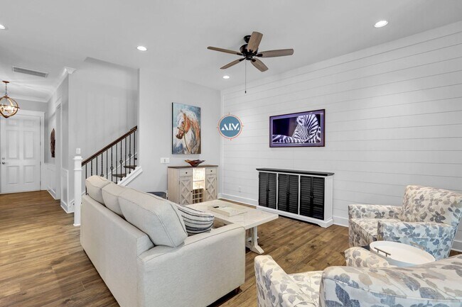 Foto del edificio - Elegant Three-Bed, Three-Bath Residence in...