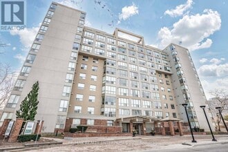 Building Photo - 1110-1110 Walden Cir