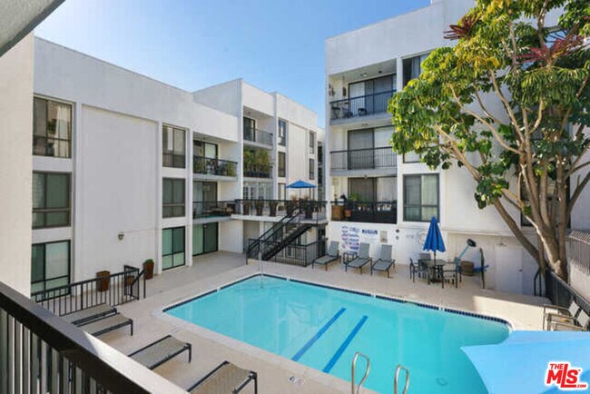 Foto del edificio - 906 N Doheny Dr