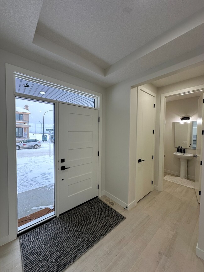 Photo du bâtiment - Modern 3-Bed, 2.5-Bath Home on Alpine Ave ...