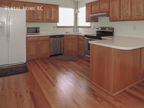 Building Photo - Open and Light Split Level for lease in Bl...
