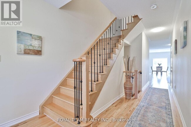 Building Photo - 1246 Peelar Cres