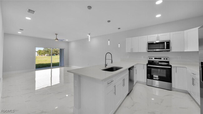 Foto del edificio - 2405-2407 Xelda Ave N