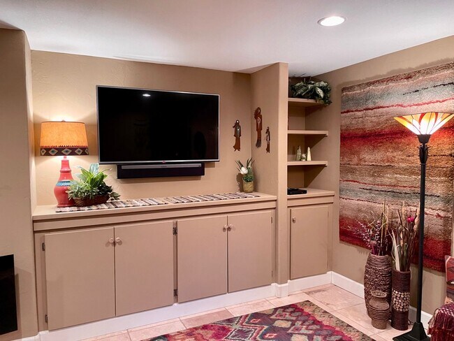 Building Photo - Fully Furnished 1BR 1BA in Mid-Town