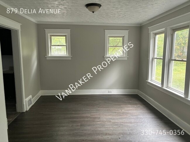 Building Photo - 879 Delia Ave