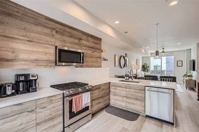 Foto del edificio - New Townhome with Private Patio