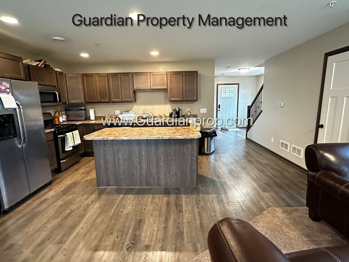 Foto principal - Lakeville Corner Unit, Walk out Patio, 2 Car Garage, W/D on Upper Level, 2.5 Baths