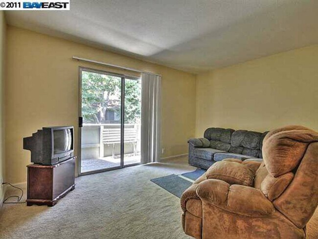 Building Photo - $2590 /  GORGEOUS CENTRAL FREMONT CONDO IN...