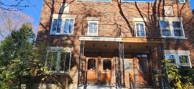 Building Photo - 4993 Av Connaught