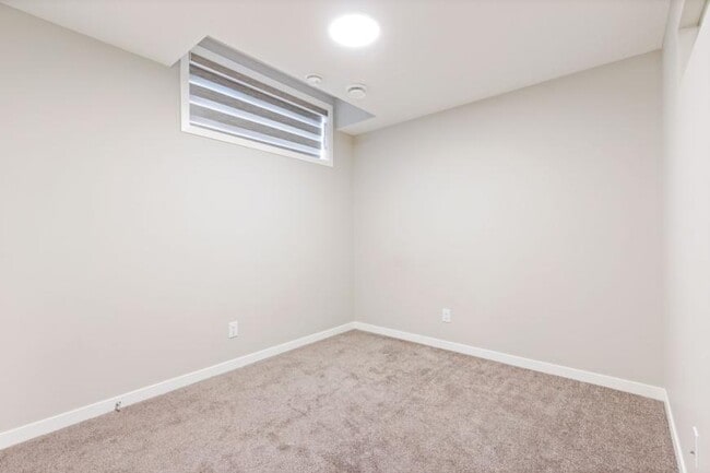 Building Photo - 2.0 bedroom in Calgary Alberta T3M 3M9