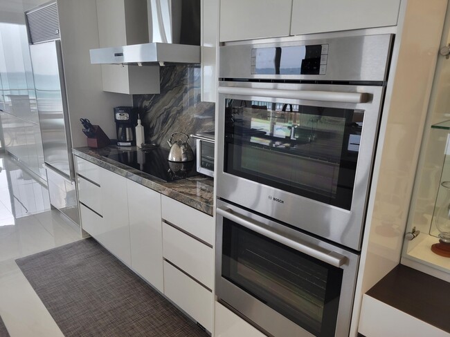 Building Photo - 750 Ocean Royale Way