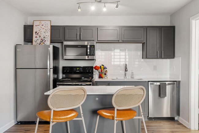 Foto del edificio - 8054 Exchange Dr