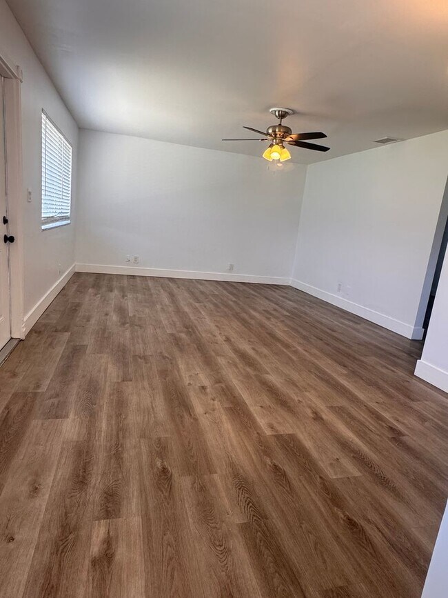 Foto del edificio - Charming 2 Bedroom with Garage  … (flexibl...