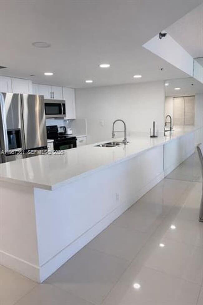 Building Photo - 1717 N Bayshore Dr