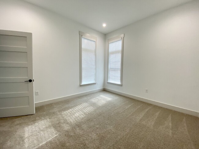 Building Photo - First Floor Old Town Bluffton Apartment!