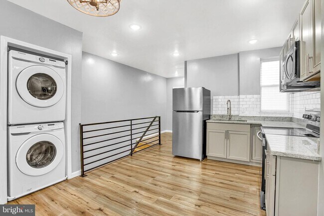 Building Photo - 1531 W Butler St
