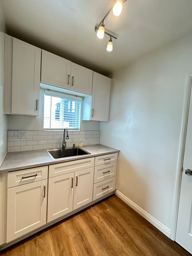 Building Photo - 28 57th Pl