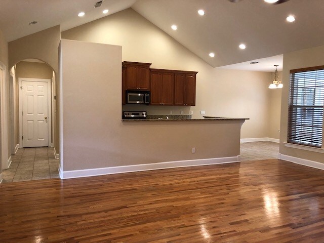 Building Photo - 864 Eagle View Dr