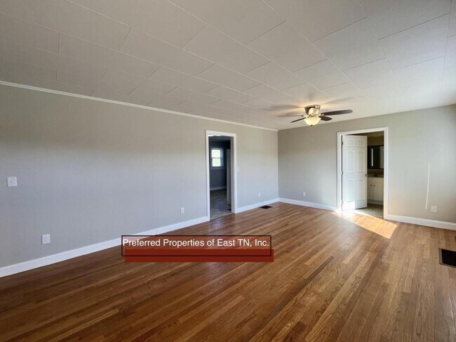 Building Photo - 160 Majestic Cir