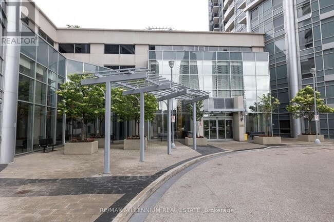 Building Photo - 125 Village Green Square