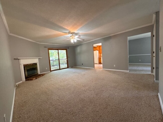 Building Photo - 552 N Country Club Rd