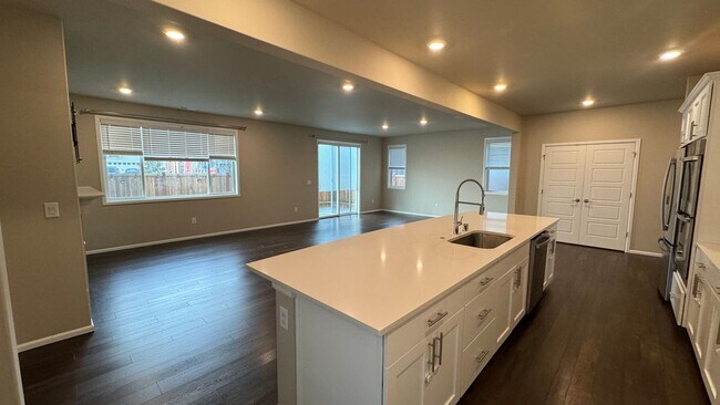 Building Photo - Beautiful 5 bedroom, 3 bath home in Maple ...