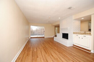 Building Photo - 738 Country Pl Dr