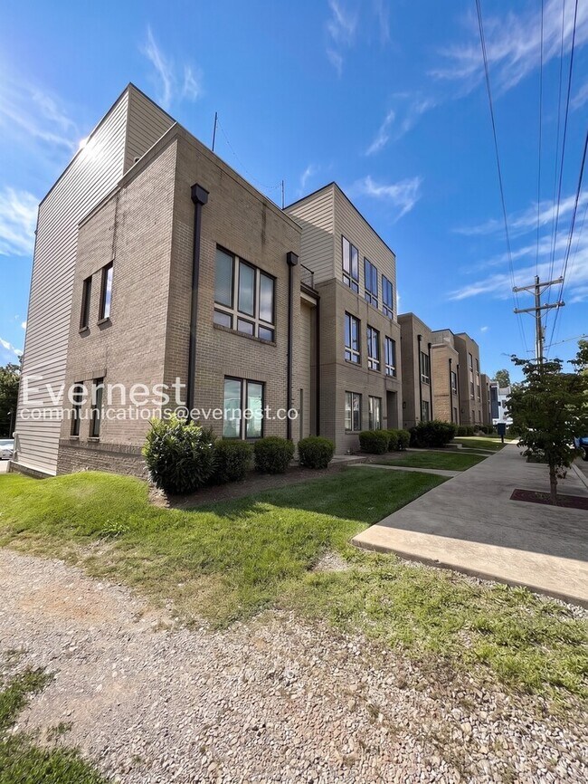 Foto del edificio - Spacious 3-Bed/3.5 Bath Townhome/ Available Now!