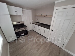 Building Photo - 1627 N Valley Ave