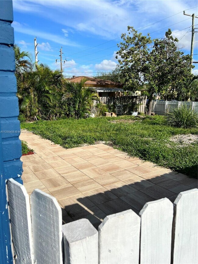 Foto del edificio - 2124  Garfield St  2124 Hollywood Fl 33020