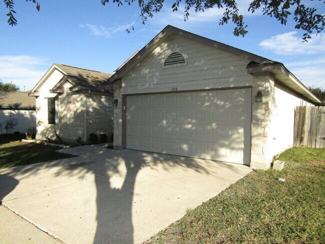 Foto del edificio - 122 Little Lake Rd