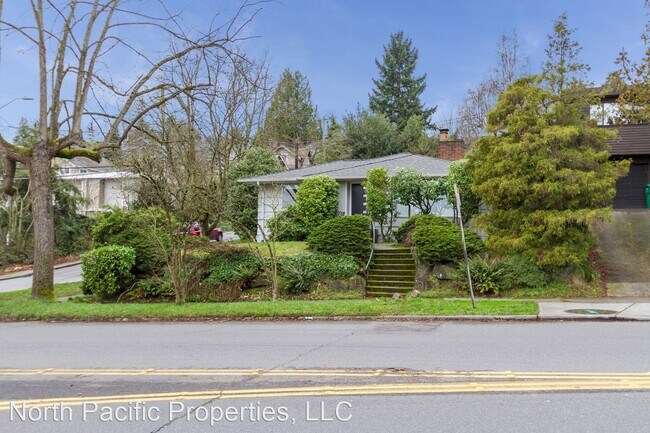 Foto del edificio - 2 br, 1.5 bath House - 5401 Ravenna Avenue NE