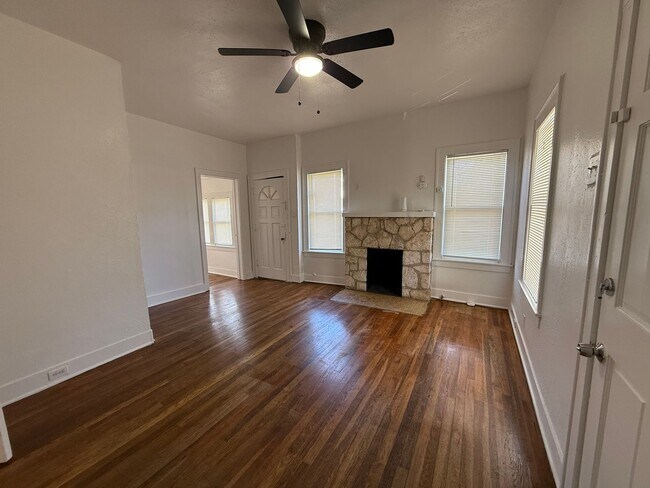Foto del edificio - 50% Off First Month's Rent! Renovated 3BR Home w/ Hardwood Floors | Water Included – San Antonio