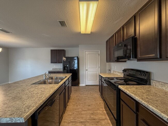 Foto del edificio - 4 bedroom, 2.5 bath home centrally located...